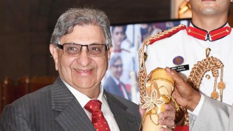 Cyrus Poonawalla receiving the Padma Bhushan from President Ram Nath Kovind, 2022