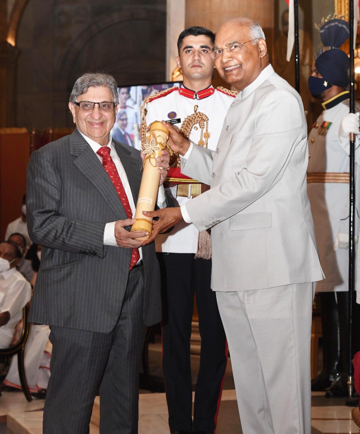 Cyrus Poonawalla receiving the Padma Bhushan from President Ram Nath Kovind, 2022
