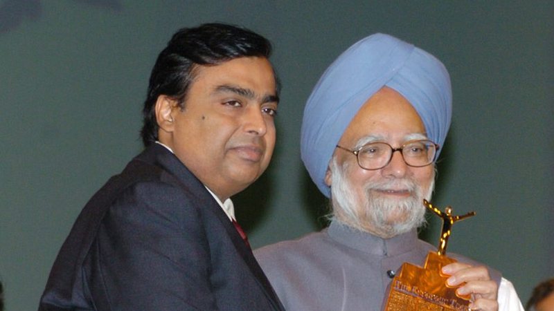 Mukesh Ambani receiving the Economic Times Business Leader of the Year award from Prime Minister Manmohan Singh, Mumbai, 2006