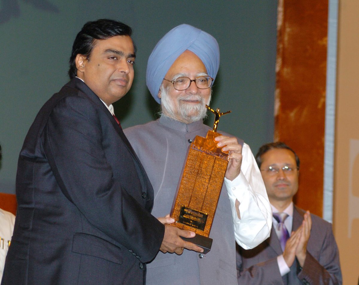 Mukesh Ambani receiving the Economic Times Business Leader of the Year award from Prime Minister Manmohan Singh, Mumbai, 2006